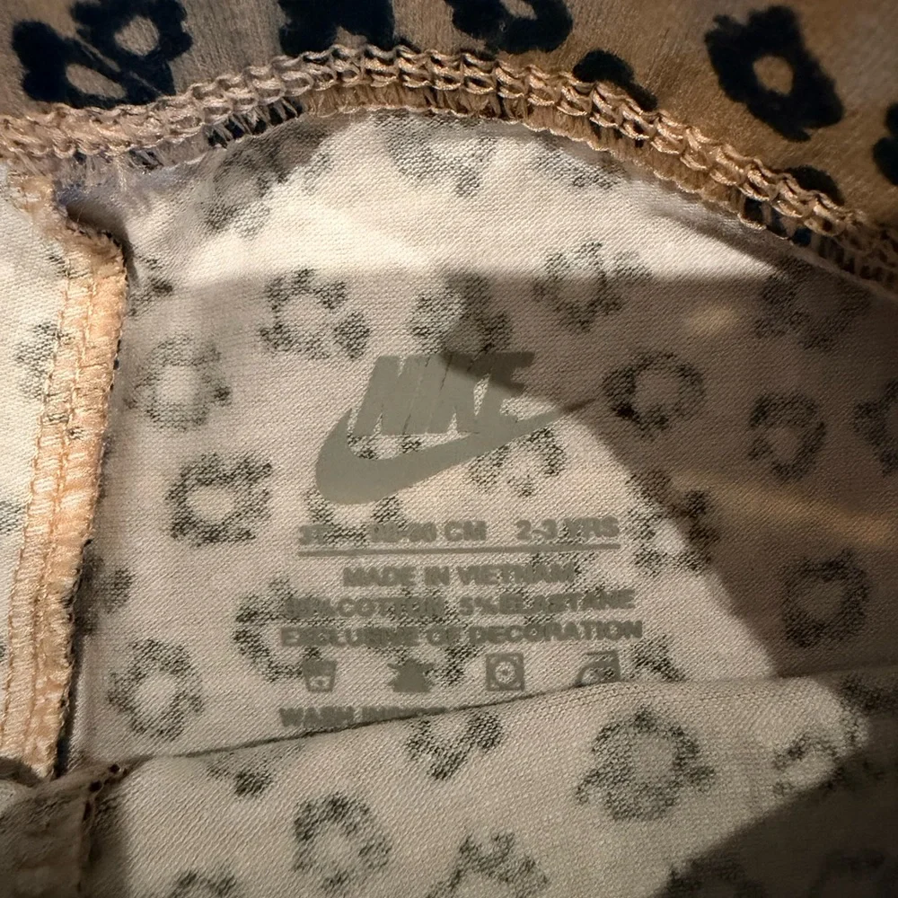 Nike Kids Two-Piece Floral Crop Tee & Leopard Print Jeggings in White and Beige